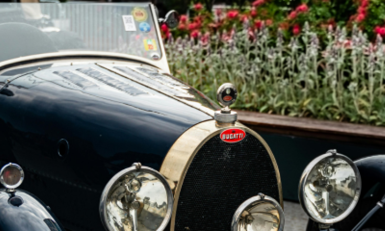 Auto d’epoca Bugatti parcheggiata all’aperto, simbolo di bene fisico ad alto valore potenzialmente rappresentabile tramite token digitali